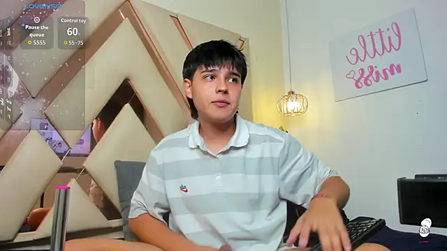 Snapshot of AndrewPherson chatting on 09-23-25, 01:14 AndrewPherson online show from 09-23-25, 01:14