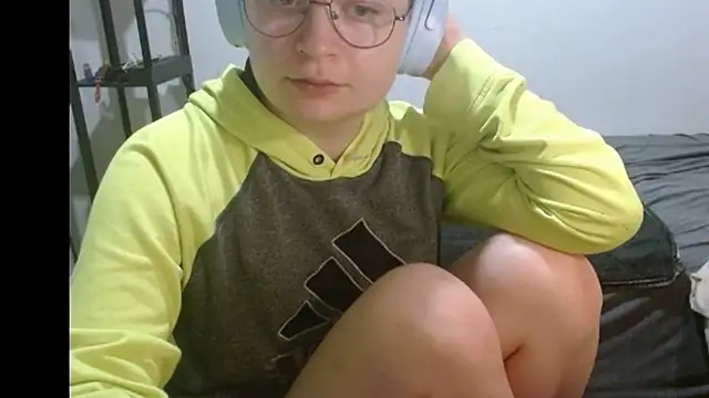 Snapshot of livcutebaby chatting on 01-01-25, 04:39 livcutebaby online show from 01-01-25, 04:39