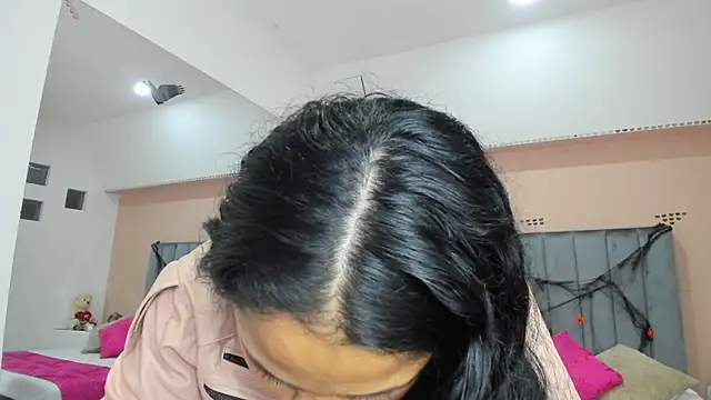 Giselle Roldan online show from 10-15-25, 04:01