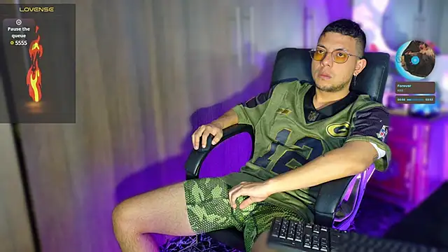 Snapshot of Nymphobuddies chatting on 02-16-25, 02:20 Nymphobuddies online show from 02-16-25, 02:20