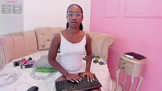 Snapshot of briannaduque chatting on 01-09-25, 12:30 briannaduque online show from 01-09-25, 12:30