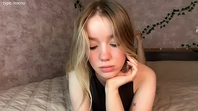 Snapshot of cutiemia0 chatting on 06-25-26, 05:12 cutiemia0 online show from 06-25-26, 05:12