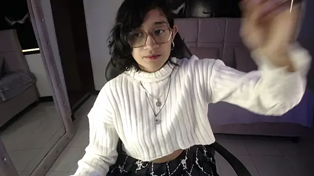 Lili Gomez  online show from 09-18-25, 02:19