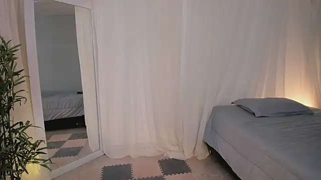 Lia Sweett  online show from 04-17-26, 03:59