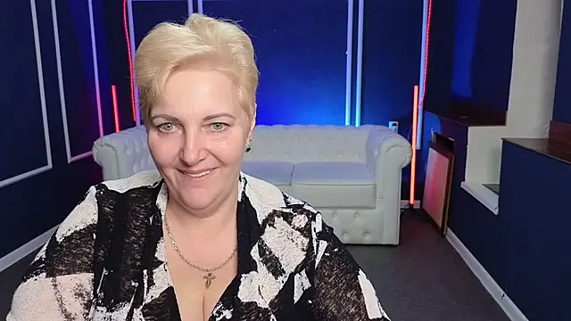 Snapshot of Sandra_Snow chatting on 01-27-25, 08:28 Sandra Snow online show from 01-27-25, 08:28