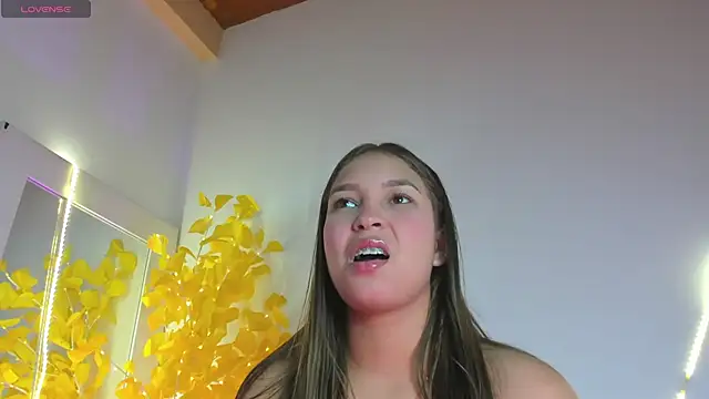Snapshot of HaleyAmaya chatting on 06-12-26, 12:42 HaleyAmaya online show from 06-12-26, 12:42