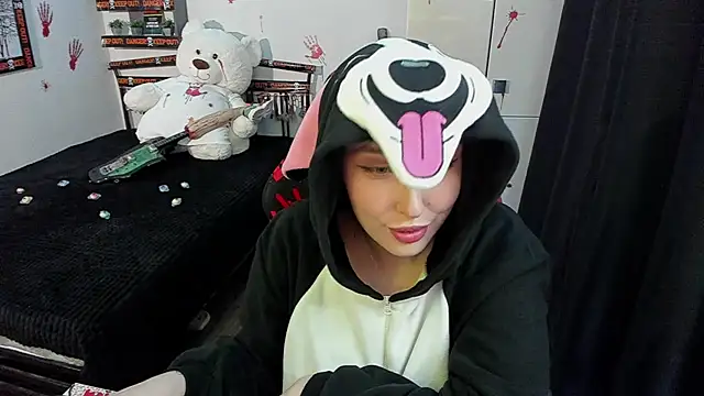 LinaTruly online show from 10-31-25, 09:49