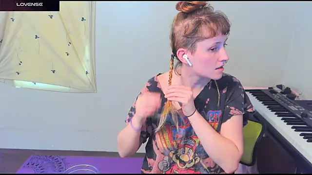 Snapshot of _hellostormy_ chatting on 04-25-26, 05:21 hellostormy online show from 04-25-26, 05:21