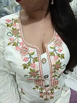 Snapshot of Haniya-143 chatting on 06-25-26, 10:47 Haniya-143 online show from 06-25-26, 10:47