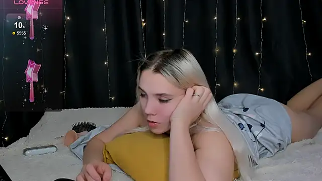 Snapshot of LadyHottCum chatting on 12-13-24, 05:38 LadyHottCum online show from 12-13-24, 05:38