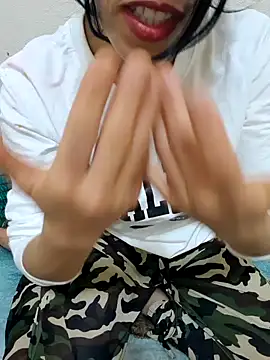 Snapshot of Linda-53 chatting on 01-08-25, 01:11 Linda-53 online show from 01-08-25, 01:11