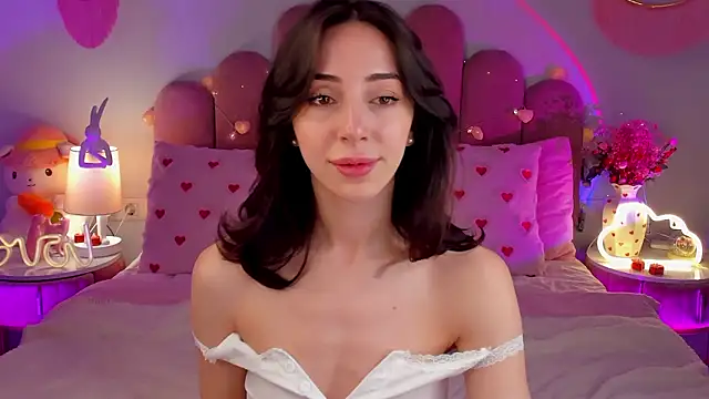 Snapshot of ElsaYoung chatting on 02-18-26, 08:27 ElsaYoung online show from 02-18-26, 08:27