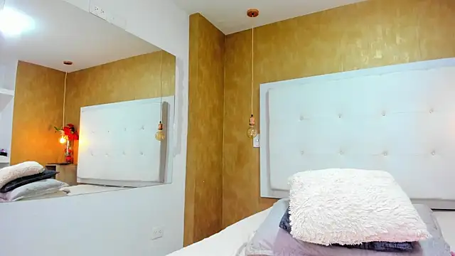 Snapshot of Milaspetite chatting on 02-25-26, 08:07 Milaspetite online show from 02-25-26, 08:07