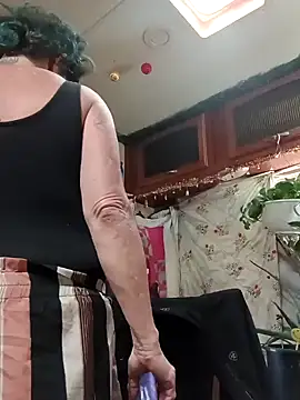 Snapshot of SlickedDryr chatting on 12-18-24, 04:17 SlickedDryr online show from 12-18-24, 04:17