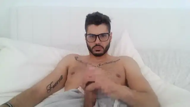 Snapshot of Strokeking4u chatting on 12-19-25, 08:05 Strokeking4u online show from 12-19-25, 08:05