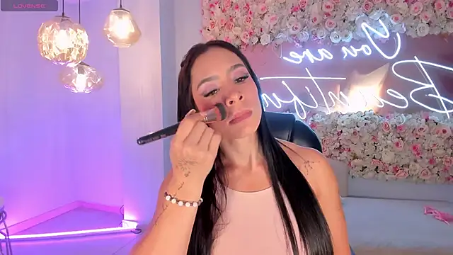 Snapshot of IsabelBornner chatting on 12-22-25, 06:49 IsabelBornner online show from 12-22-25, 06:49