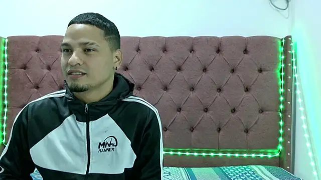 Snapshot of lau_hotfox chatting on 02-15-25, 01:53 lau hotfox online show from 02-15-25, 01:53