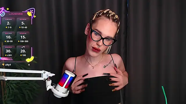 Snapshot of Cassie_Bae chatting on 12-17-25, 11:27 Cassie Bae online show from 12-17-25, 11:27