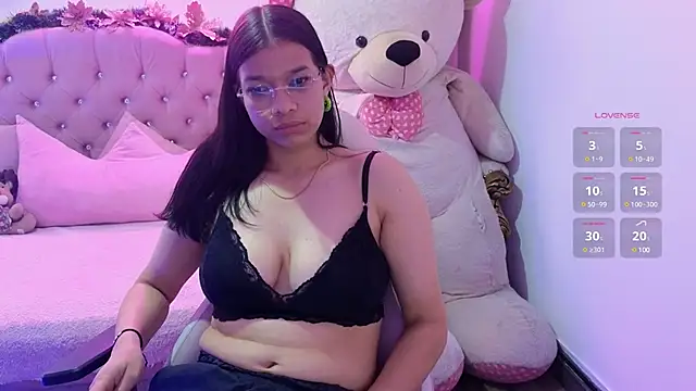 Snapshot of Emilly_tay chatting on 12-22-24, 03:11 Emilly tay online show from 12-22-24, 03:11