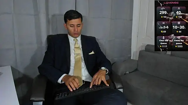 Snapshot of Hideintheoffice chatting on 10-04-25, 11:36 Hideintheoffice online show from 10-04-25, 11:36