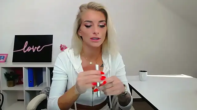 Lia Benini online show from 02-04-25, 01:06