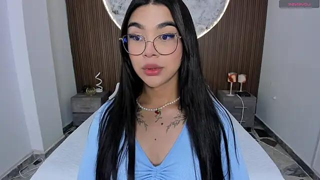 Snapshot of RoseCassie chatting on 05-18-26, 01:06 RoseCassie online show from 05-18-26, 01:06