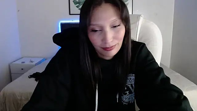 mia collens online show from 12-18-25, 01:00