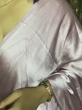 hot menka online show from 10-31-25, 04:41