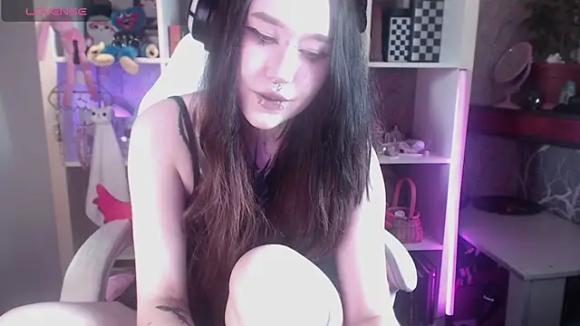 Snapshot of chloe_crystall_killer chatting on 06-30-26, 11:00 chloe crystall killer online show from 06-30-26, 11:00