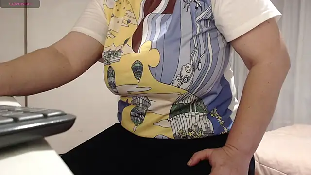 Snapshot of MommyHelpsmee chatting on 10-11-25, 09:08 MommyHelpsmee online show from 10-11-25, 09:08