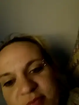 Snapshot of cloudy_couple444 chatting on 12-22-24, 02:16 cloudy couple444 online show from 12-22-24, 02:16