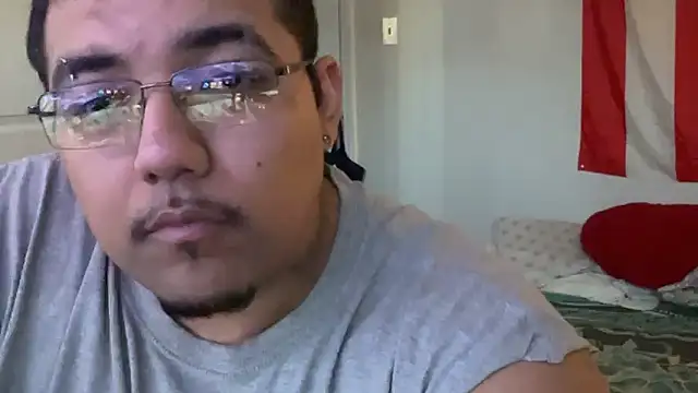 Snapshot of cloudy_couple444 chatting on 02-21-25, 03:43 cloudy couple444 online show from 02-21-25, 03:43