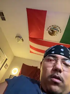 Snapshot of cloudy_couple444 chatting on 09-17-25, 04:58 cloudy couple444 online show from 09-17-25, 04:58