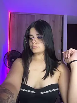 Snapshot of pretty_angela1 chatting on 06-03-26, 03:42 pretty angela1 online show from 06-03-26, 03:42