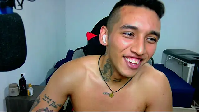 Snapshot of David_Adams2003 chatting on 01-09-25, 04:39 David Adams2003 online show from 01-09-25, 04:39