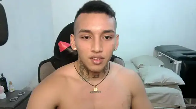 Snapshot of David_Adams2003 chatting on 02-06-25, 02:04 David Adams2003 online show from 02-06-25, 02:04