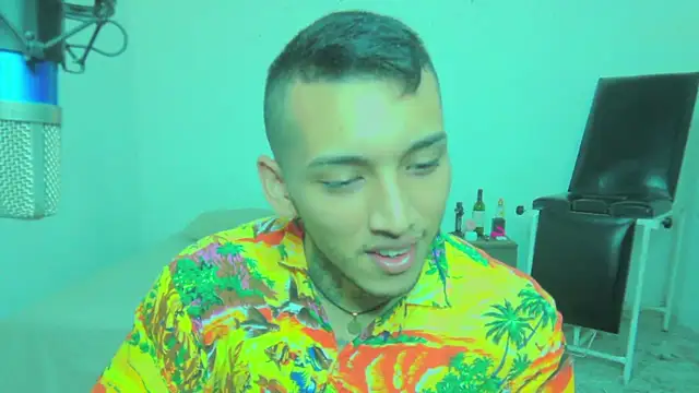 Snapshot of David_Adams2003 chatting on 03-05-25, 01:39 David Adams2003 online show from 03-05-25, 01:39