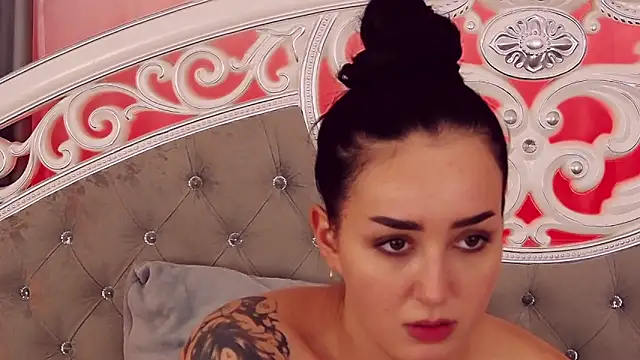 KimKhallifa online show from 02-12-25, 01:27