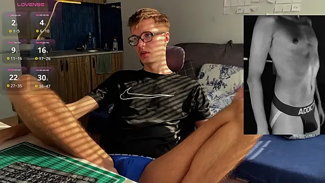 Snapshot of Leonnextdoor chatting on 02-28-26, 07:53 Leonnextdoor online show from 02-28-26, 07:53