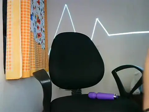 Snapshot of roseofvenom chatting on 02-23-25, 06:12 roseofvenom online show from 02-23-25, 06:12