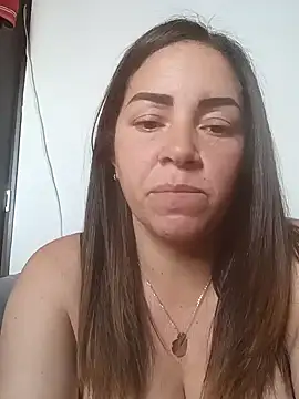 Snapshot of Alexiaysteve chatting on 01-04-25, 02:35 Alexiaysteve online show from 01-04-25, 02:35