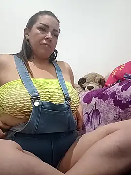 Snapshot of Alexiaysteve chatting on 03-04-25, 04:17 Alexiaysteve online show from 03-04-25, 04:17