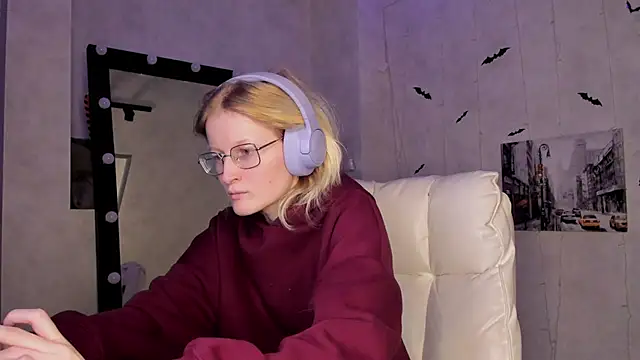 ElizabethHarpper online show from 11-17-25, 01:11