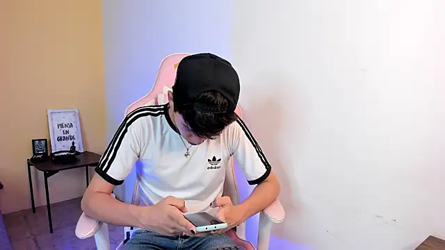 Snapshot of Brian-Ausslos chatting on 12-28-24, 02:43 Brian-Ausslos online show from 12-28-24, 02:43