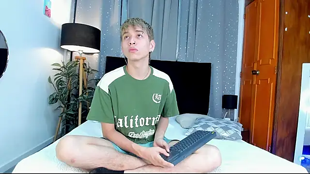 Snapshot of Brian-Ausslos chatting on 01-17-25, 04:39 Brian-Ausslos online show from 01-17-25, 04:39