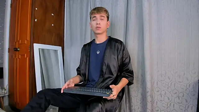 Snapshot of Brian-Ausslos chatting on 01-30-25, 04:37 Brian-Ausslos online show from 01-30-25, 04:37