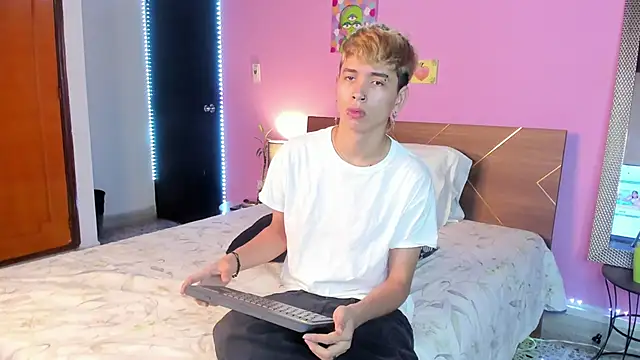 Snapshot of Brian-Ausslos chatting on 02-06-25, 04:42 Brian-Ausslos online show from 02-06-25, 04:42