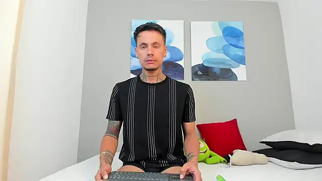 Snapshot of Emilio_Wolf chatting on 02-04-25, 10:55 Emilio Wolf online show from 02-04-25, 10:55