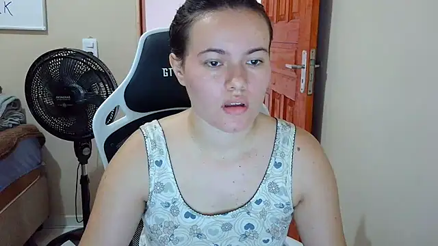 Snapshot of camillebr chatting on 02-21-25, 12:28 camillebr online show from 02-21-25, 12:28