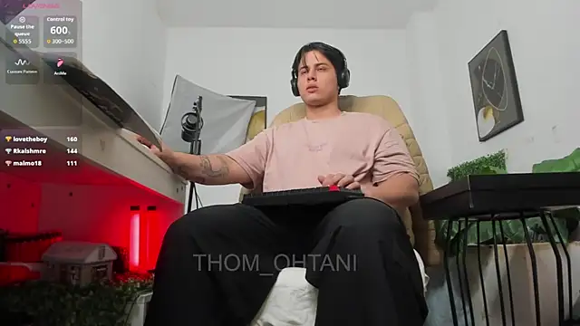 Snapshot of Thom_Ohtani chatting on 06-08-26, 05:41 Thom Ohtani online show from 06-08-26, 05:41